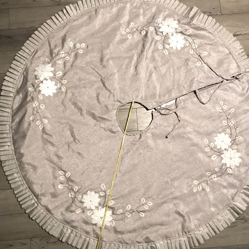 Tree skirt